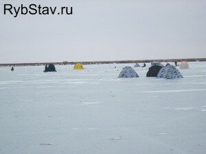 рыбаки от ветра спрятались в палатки